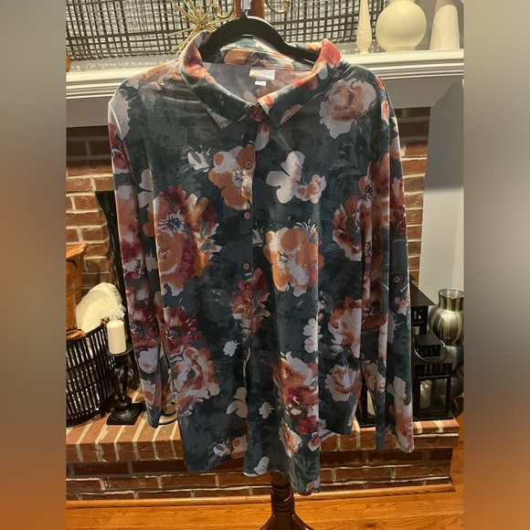 LuLaRoe Tops - 🔥LueLaRoe Button Down Long sleeve Blouse Size:XL Color: Green Floral stretchy!